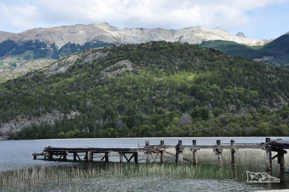 Estrutura para barcos e pesca no lago Menendez, no Parque Nacional Los Alerces, ao norte de Trevelin, na patagônia argentina